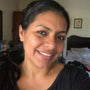 Selfie de una mujer salvadoreña de unos 35 años, sonriente, en su dormitorio.