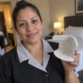 Retrato de una mujer salvadoreña de unos 45 años, encargada de ama de llaves de un hotel, con un soporte BedLock en la m