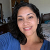Selfie de una mujer salvadoreña de unos 40 años, sonriente.