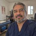 Retrato de un hombre salvadoreño de unos 40 años, fisioterapeuta, en su consultorio.